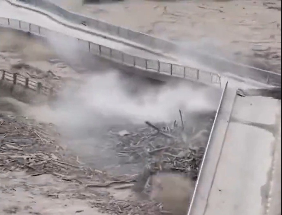 Enchente no Nepal: Ponte desmorona e é carregada por força da água durante tragédia; veja vídeo - QTU Questões do Universo