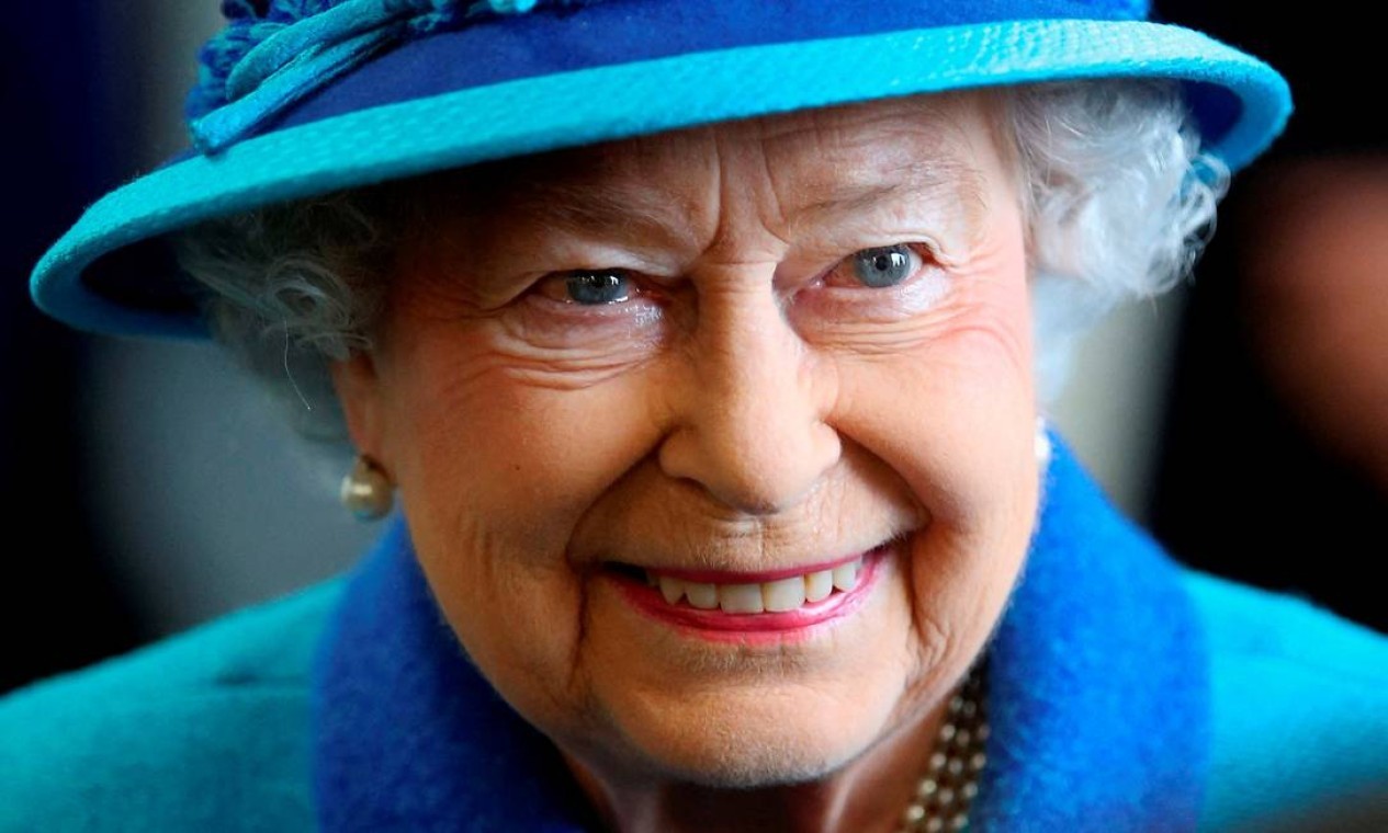 A rainha Elizabeth da Grã-Bretanha visita o Memorial Nacional aos Poucos em Folkestone, sul da Inglaterra, em 26 de março de 2015  — Foto: Chris Jackson / REUTERS