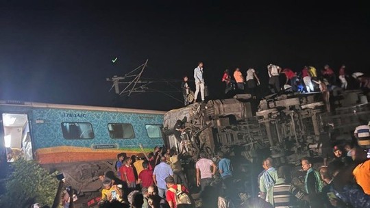 Acidente de trem deixa ao menos 50 mortos e 300 feridos na Índia; vídeo 