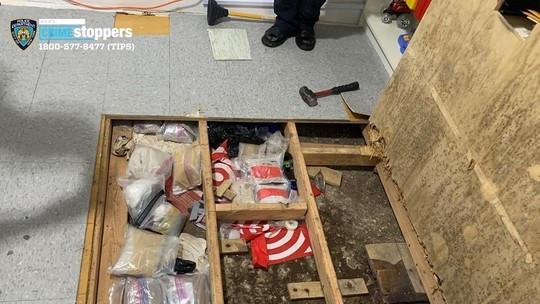 Polícia encontra mais fentanil escondido em buraco no chão de creche onde bebê morreu de overdose, nos EUA