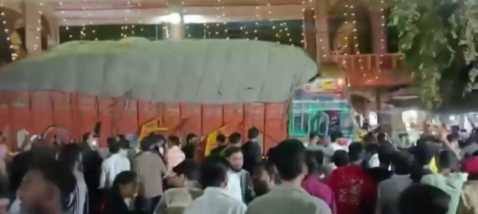 Caminhão perde controle e mata 13 pessoas durante festival hindu na Índia