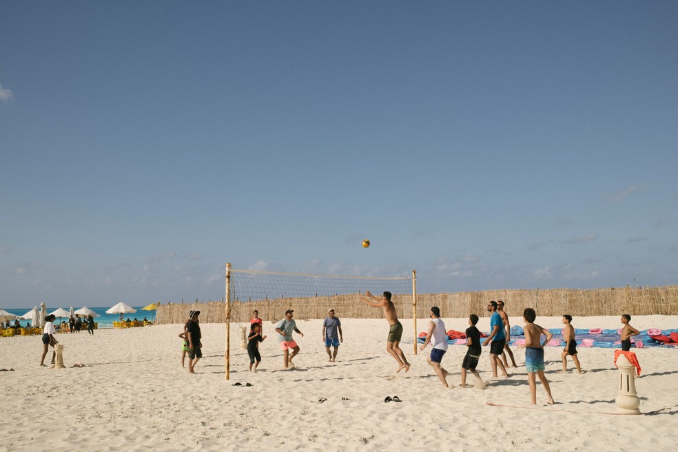 Jogando vôlei de praia em uma vila em Sahel el-Tayeb, a "Costa Boa". — Foto: Fatma Fahmy / New York Times