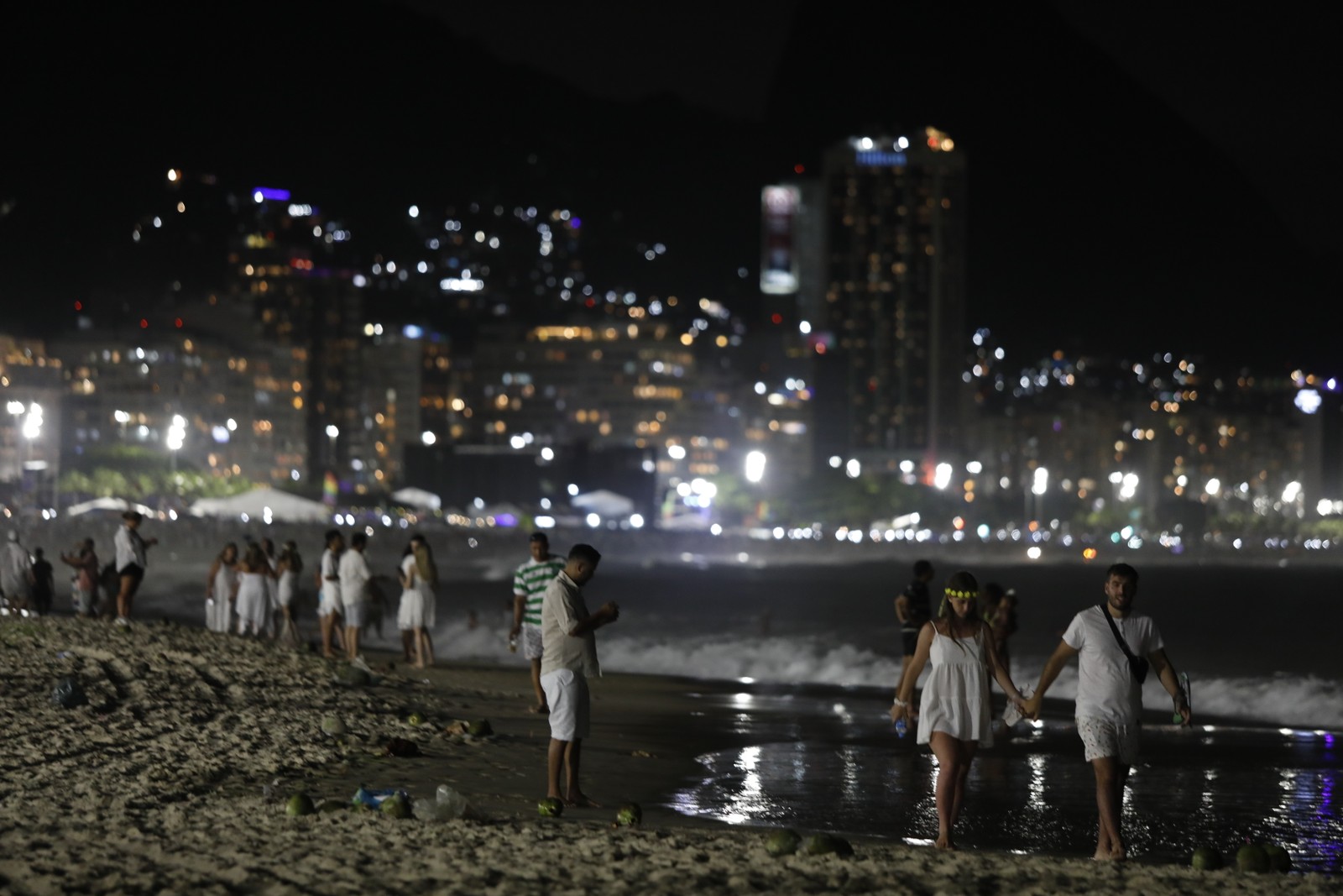Movimentação na Praia de Copacabana na noite de Ano Novo. — Foto: Guito Moreto / Agência O Globo