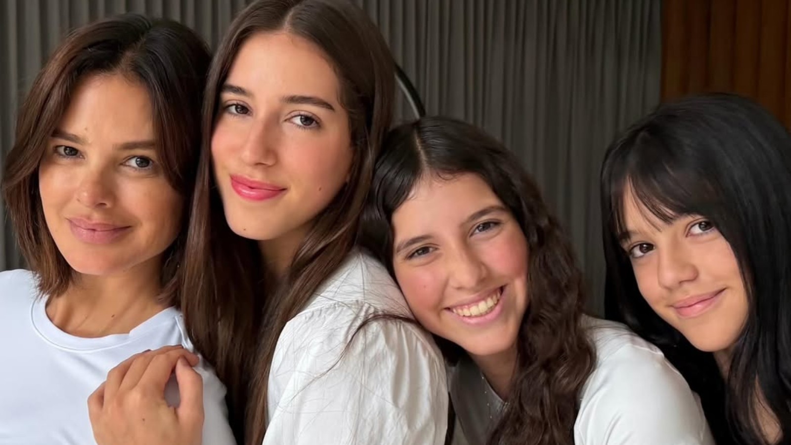 Vera Viel posa com as filhas e semelhança impressiona internautas: 'Cadê a mãe?'