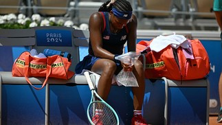 A norte-americana Coco Gauff se refrescar com um saco de gelo durante partida de tênis contra a croata Donna Vekic — Foto: Patrícia de Melo Moreira / AFP
