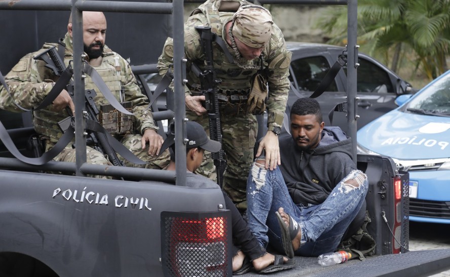 Caio Poldoski;, um dos alvos de operação contra milícia que atua no RJ, é preso e levado para a Cidade da Polícia