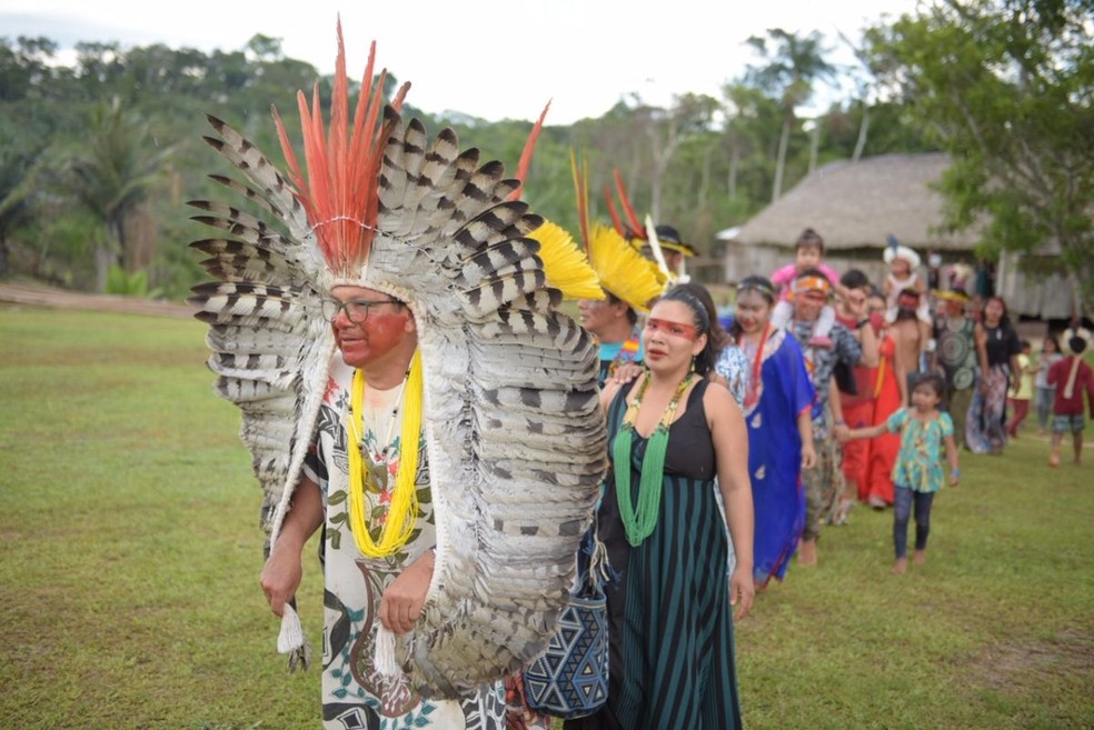 O cacique Biraci Brasil Yawanawá liderando seu povo no Festival Mariri — Foto: Alexandre Noronha/Governo do Acre