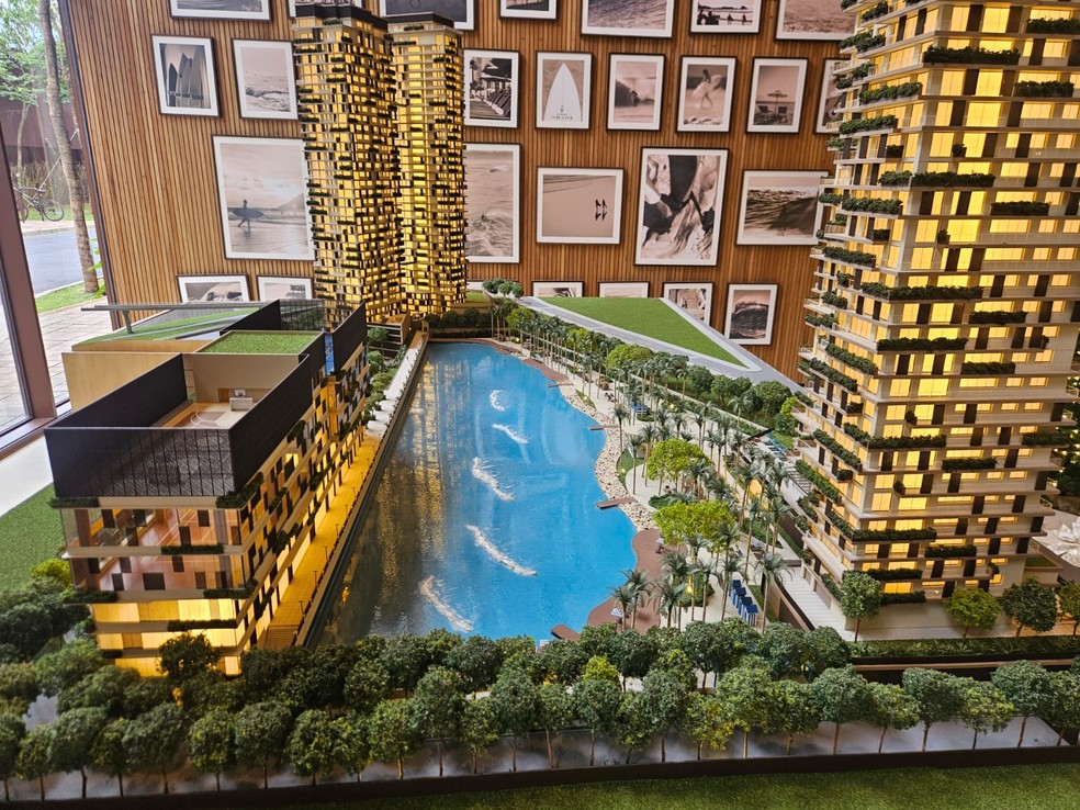 Model of the Sao Paulo Surf Club, with future residential towers and the Vertical Club (the low-rise building next to the pool) - Photo: Pedro Carvalho / O GLOBO