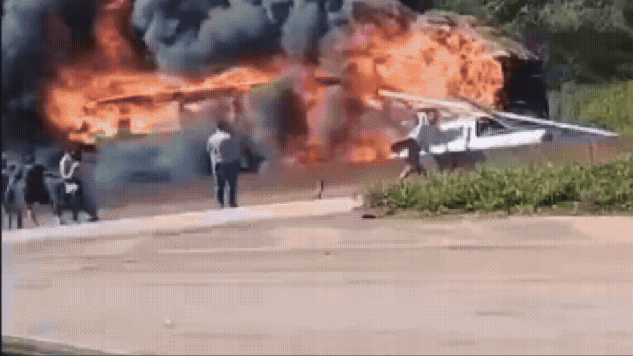 Ônibus clandestino pega fogo e desce rodovia de ré desgovernado