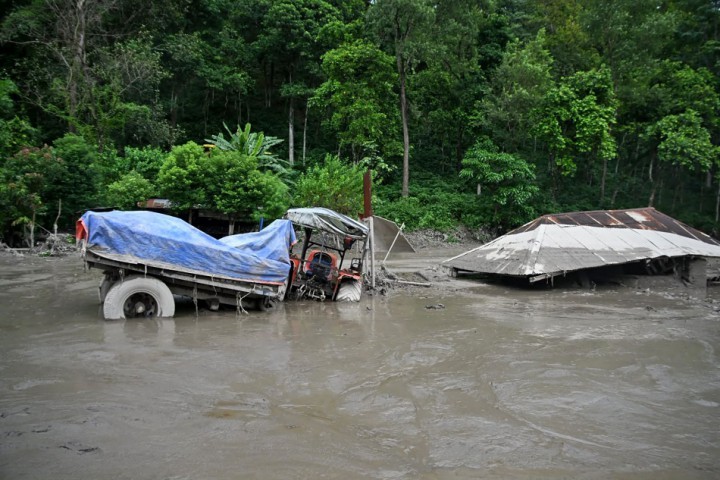 Uma casa fica inundada de lama após inundações repentinas em Devghat, no distrito de Nuwakot, no Nepal — Foto: Prabin RANABHAT / AFP