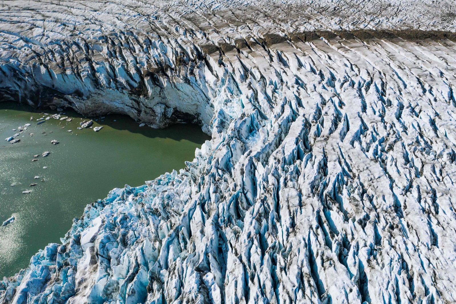 Calotas polares da Antártica e da Groenlândia perderam uma média de 430 bilhões de toneladas por ano desde 2006, tornando-se a principal fonte do aumento do nível do marFoto mostra uma a geleira Apusiajik, perto de Kulusuk, na ilha de Sermersooq, na costa sudeste da GroenlândiaAFP