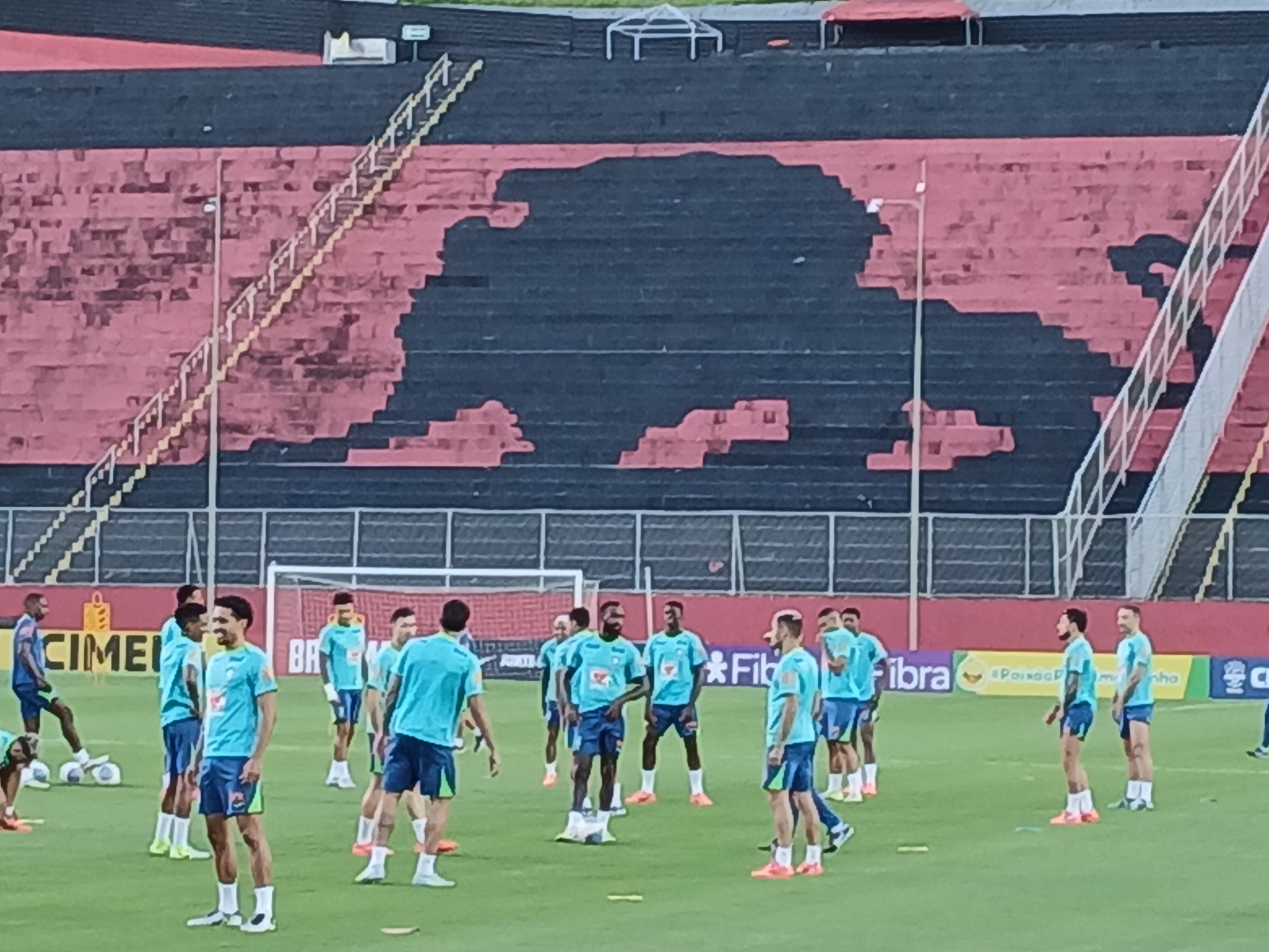 Gerson treina com a seleção brasileira após se ausentar da primeira atividade em Salvador