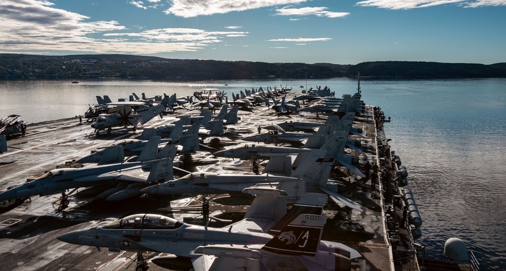 Descrito pela Marinha americana como 'plataforma de combate mais capaz, adaptável e letal do mundo', USS Gerald R. Ford tem 337 metros de comprimento e dois reatores nucleares para propulsão — Foto: Reprodução