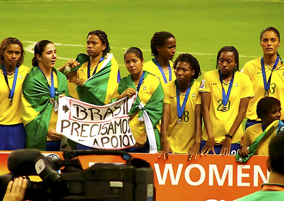 Seleção brasileira após a final contra a Alemanha, no vice da Copa do Mundo de 2007. As jogadoras pediram ajuda para o futebol feminino. — Foto: Divulgação