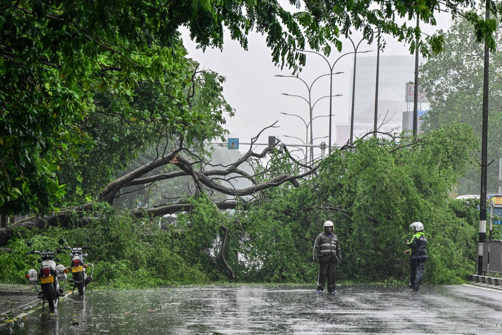 In Sri Lanka, a large island south of India, rains have displaced tens of thousands of people, according to the local emergency management agency - Photograph: Ishara S. Kodikara/AFP