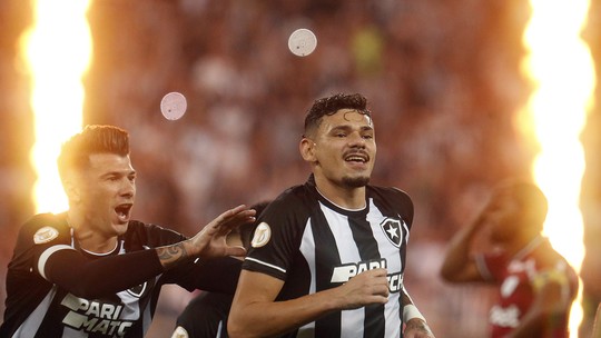 Botafogo vence Fortaleza com dois gols de Tiquinho e dispara na liderança do Brasileirão