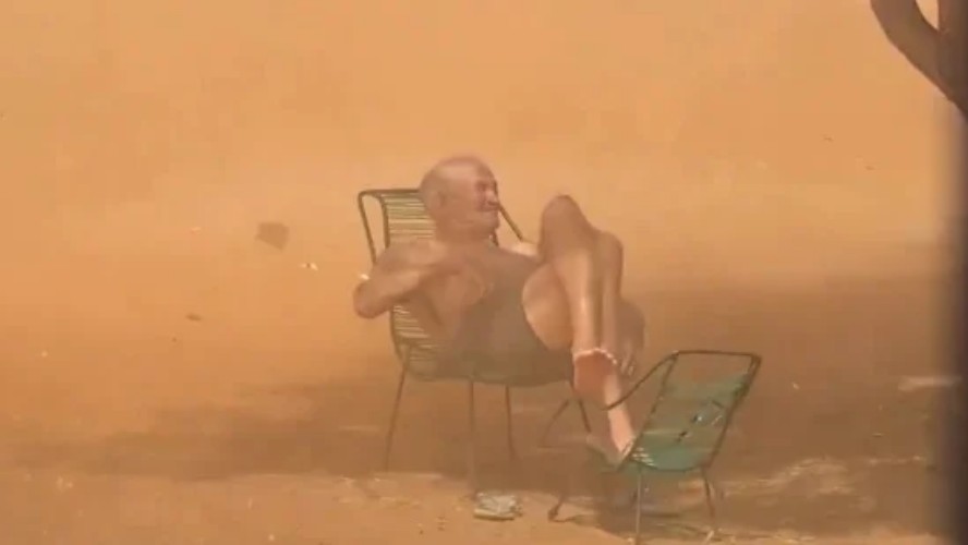 Quem é o idoso que viralizou ao ficar sentado durante redemoinho de areia no Piauí