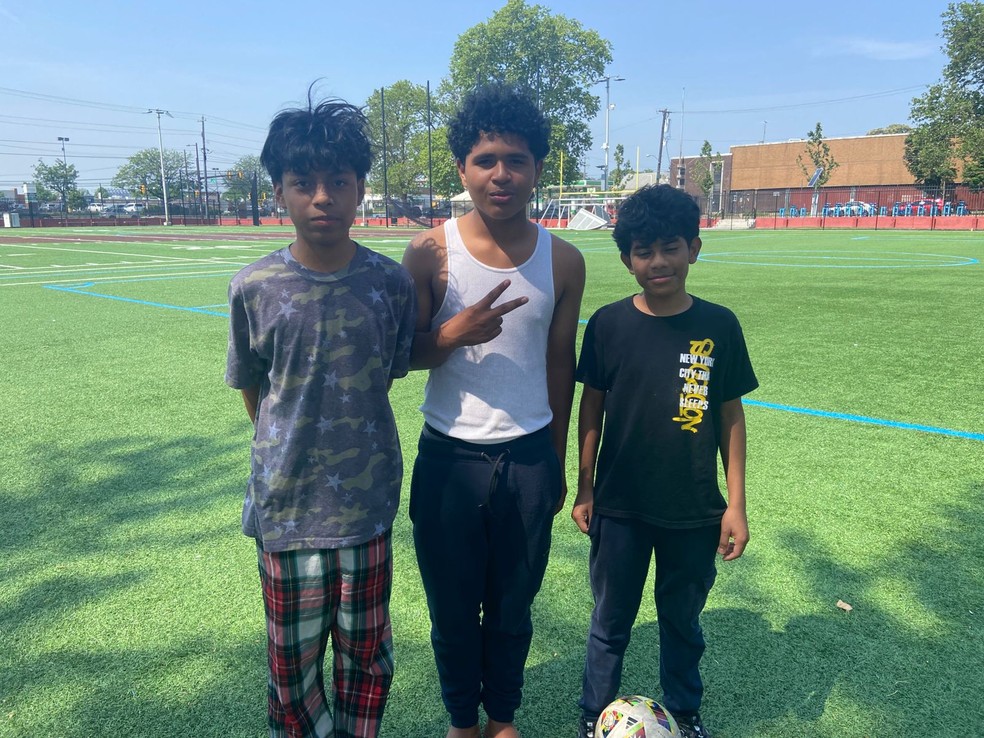 Meninos jogando futebol próximo a estádio Lincoln Financial Field, que recebe jogos do Flamengo — Foto: Diogo Dantas