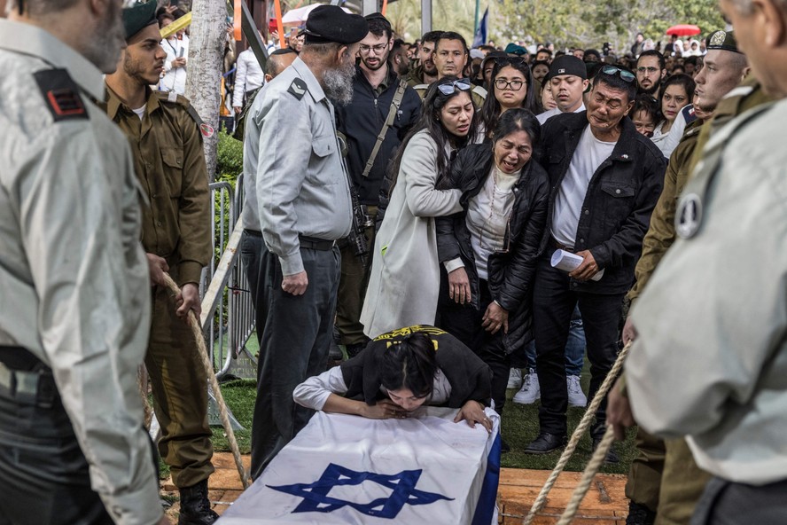 Parentes do soldado filipino-israelense Cedric Green, morto em combate em Gaza, prestam homenagem em funeral em Tel Aviv