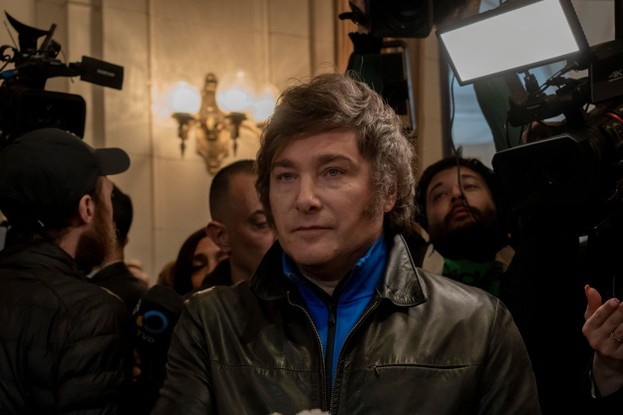 Javier Milei, que ganhou as primárias argentinas, após votar no domingo