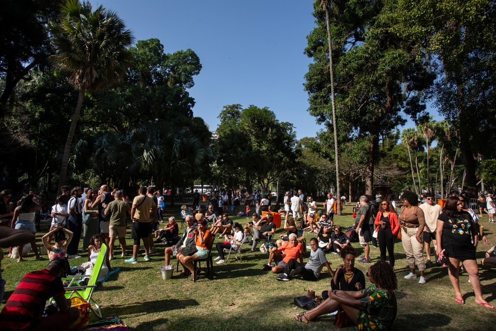 Cariocas e turistas sentam na grama durante evento de samba no Passeio Público, que tem repeteco neste domingo (24) — Foto: Alexandre Cassiano/Agência O Globo