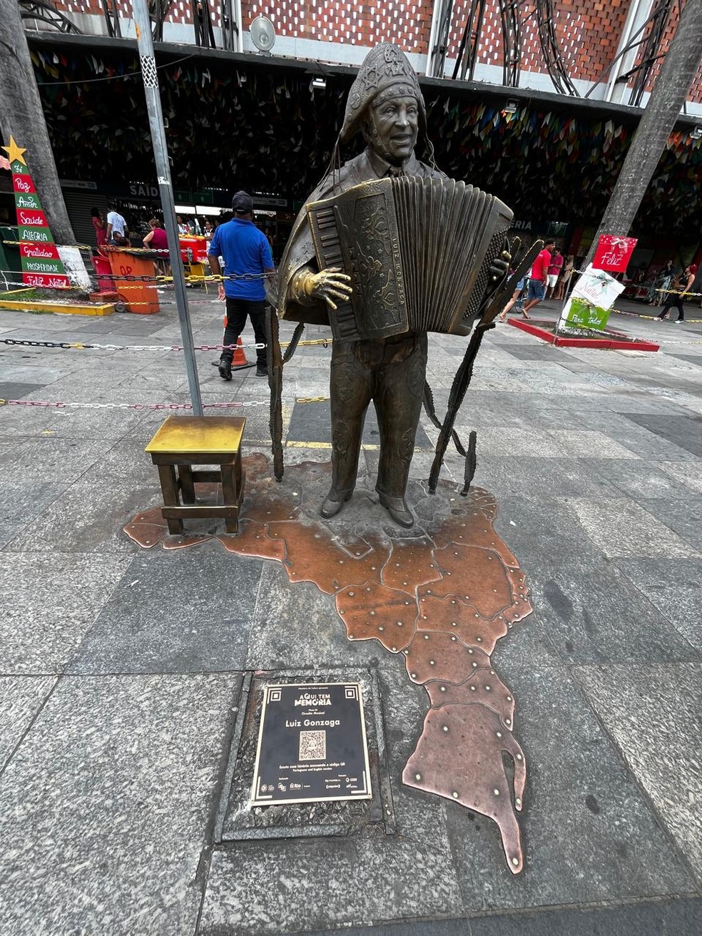 Estátua em homenagem a Luiz Gongaza — Foto: Sarah Souza/Divulgação
