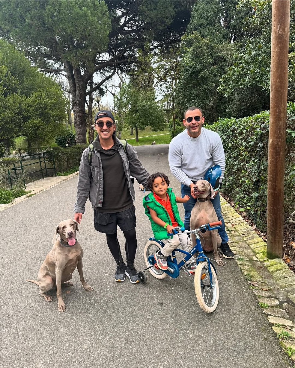 Cacau Oliver e seu parceiro, Kiko Gaspar, com o filho, Jericho, e os pets da família — Foto: Reprodução Instagram