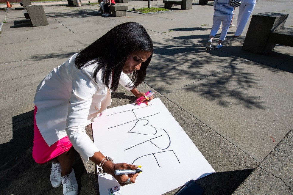 Uma apoiadora de Lindsay Clancy faz um cartaz em frente ao Tribunal Superior do Condado de Plymouth durante o julgamento por homicídio de Lindsay Clancy, em Plymouth, Massachusetts, em 26 de agosto de 2026. — Foto: Joseph Prezioso / AFP