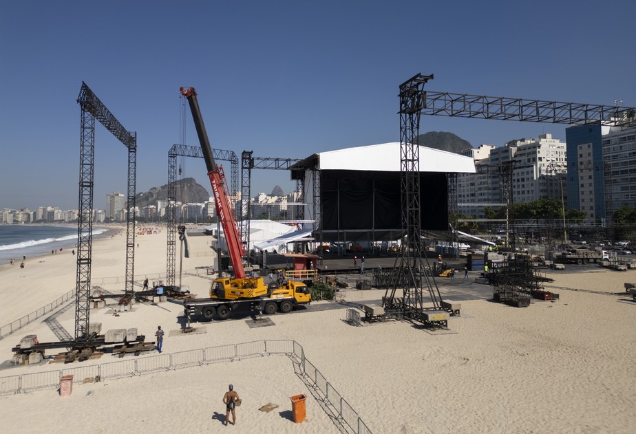 Preparativos para o show da Madonna. Segue a montagem do palco na Praia de Copacabana|924x630.6666666666666