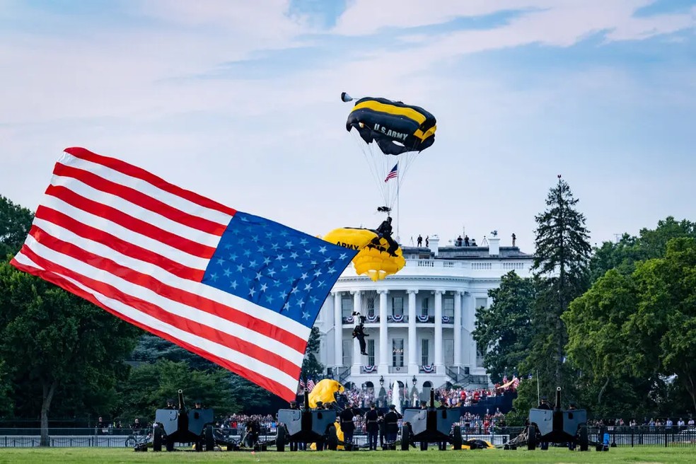 Plano prevê que paraquedistas pousem durante o desfile e entreguem uma bandeira a Trump — Foto: Pete Marovich / The New York Times