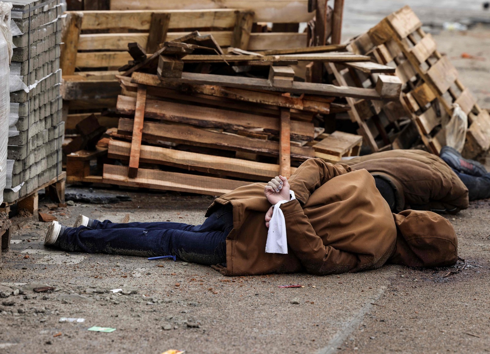 Corpo de um homem, com os pulsos amarrados nas costas, foi registrado em uma rua em Bucha, a noroeste da capital Kiev — Foto: RONALDO SCHEMIDT / AFP