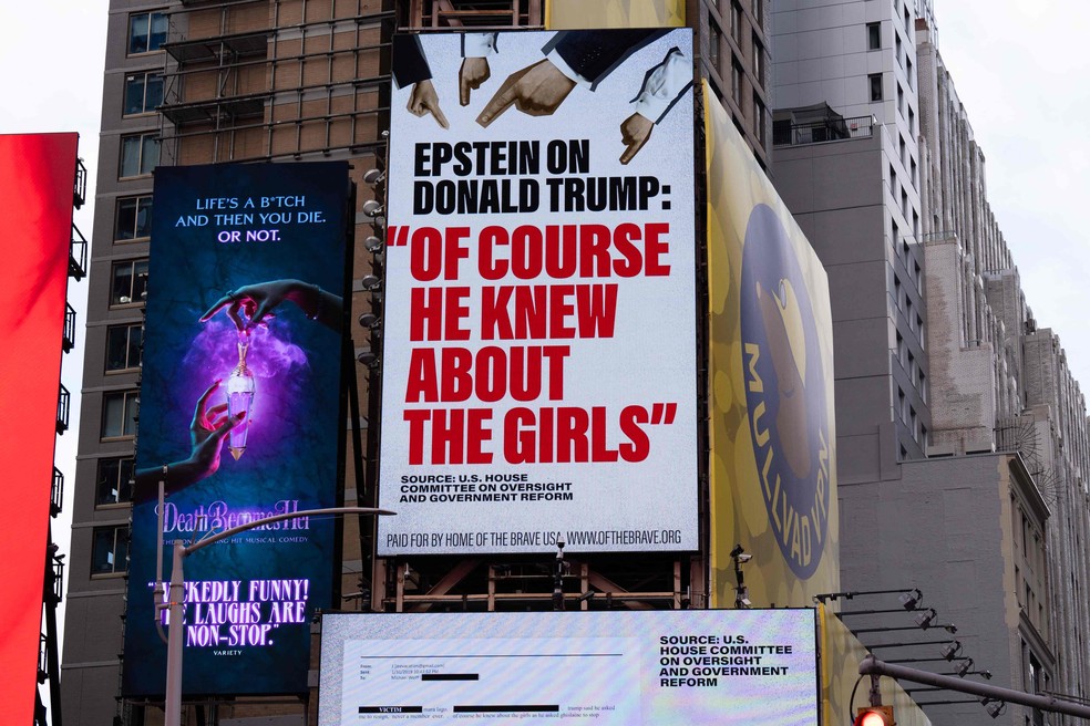 Propaganda na Times Square, em Nova York, com menção de Epstein a Trump em e-mail revelado na semana passada — Foto: Adam Gray/Getty Images/AFP