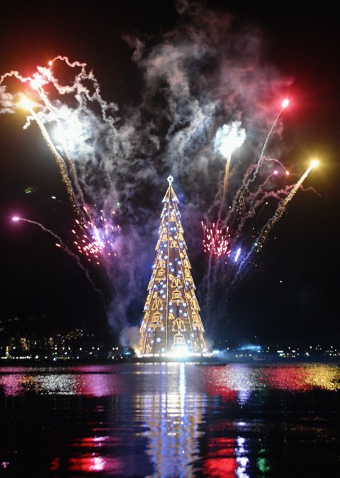 Sob um show de fogos, a Árvore da Lagoa de 2004 brilhou em meio às luzes do Natal carioca— Foto: Gabriel de Paiva
