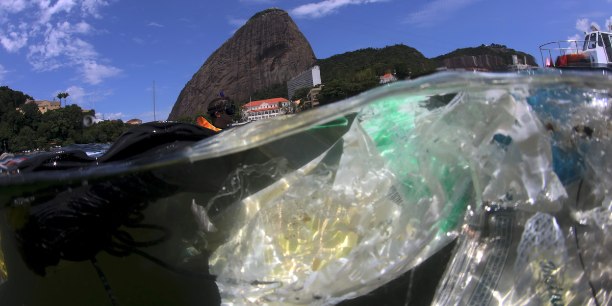 Grupo de 175 países costura tratado contra acúmulo de plástico no oceano