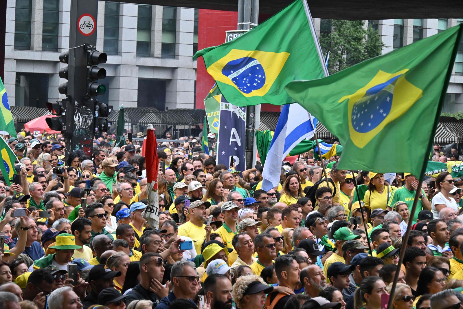 Manifestação pró-Bolsonaro na Avenida Paulista reuniu 13 mil pessoas, segundo a USP — Foto: NELSON ALMEIDA / AFP