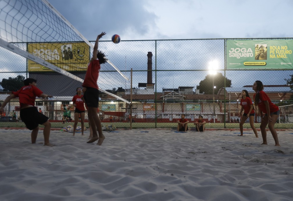 Vôlei de praia na academia do Salgueiro — Foto: Alexandre Cassiano