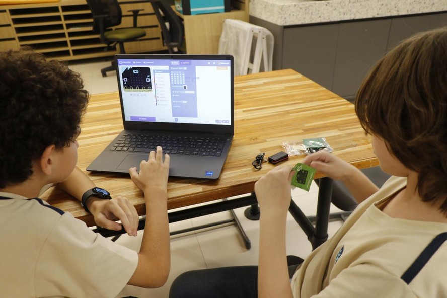 Alunos do GayLussac usam laptop: equipamento é permitido, mas colégio tem ações de educação digital