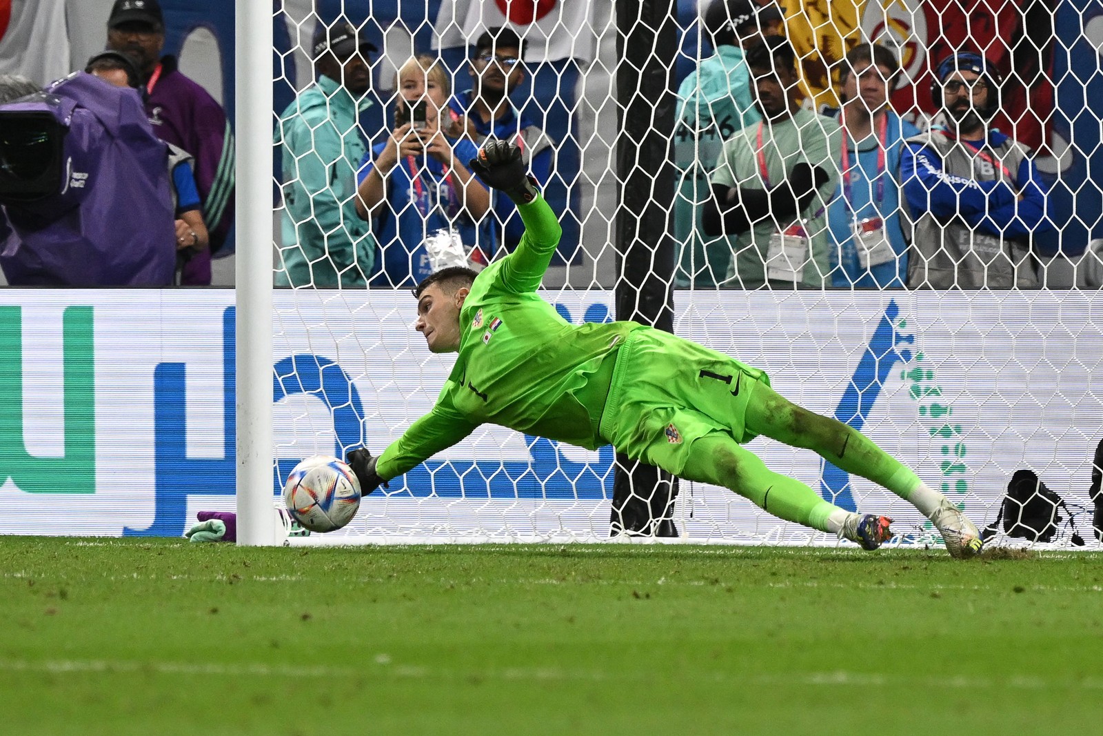Dominik Livakovic defendeu três cobranças na disputa de pênaltis contra o Japão — Foto: ANDREJ ISAKOVIC/AFP