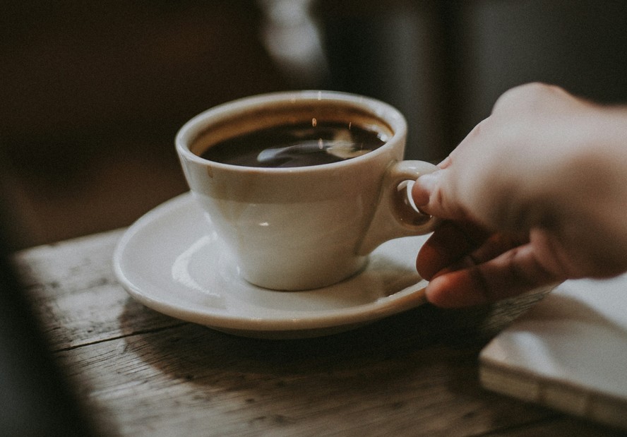 Estudo comprova que beber caf&eacute; reduz risco de quedas na velhice; saiba  quantas x&iacute;caras