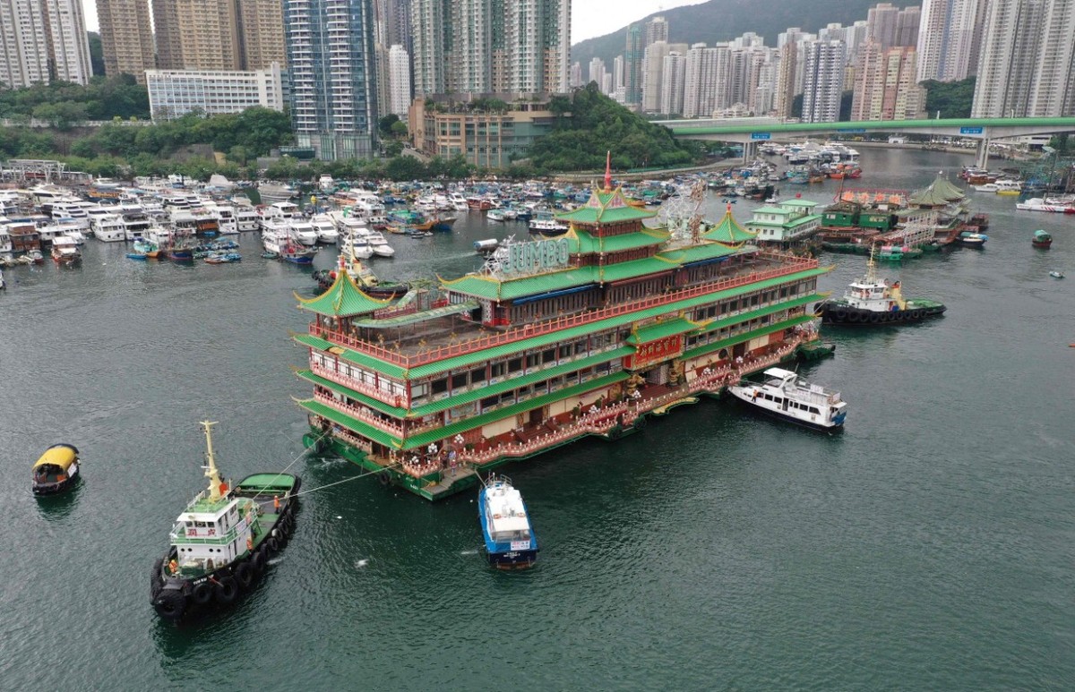 Tradicional ponto-turístico de hong kong, restaurante flutuante afunda no mar do sul da china