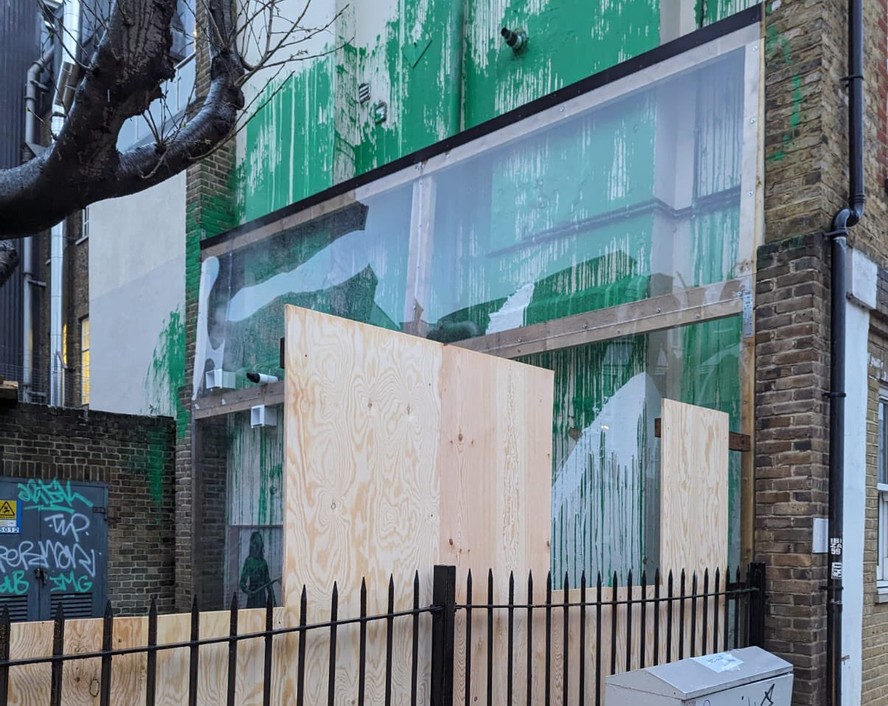Novo mural de Banksy é coberto por placas de plástico e madeira, em Londres