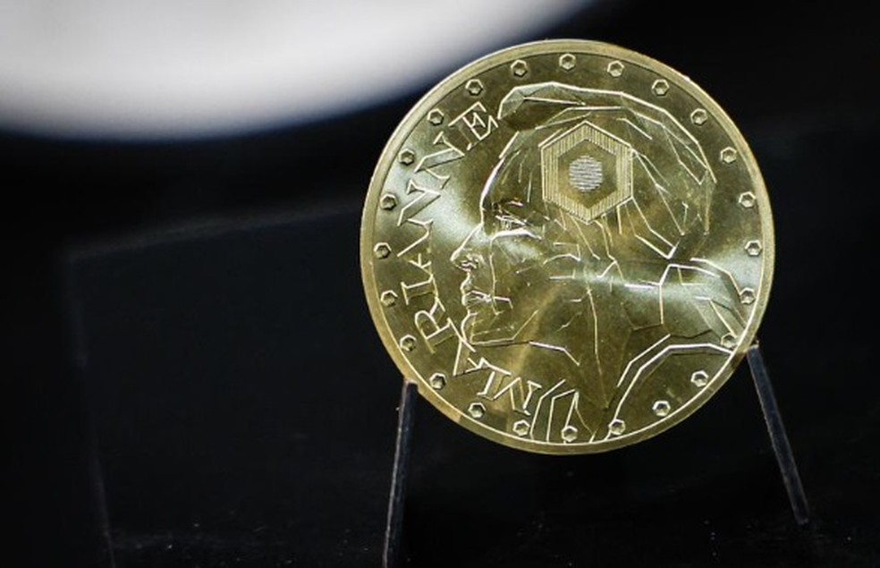 Esta fotografia mostra uma moeda de ouro Marianne-Or exposta na La Monnaie de Paris, em Paris, em 21 de maio de 2026 &mdash; Foto: SIMON WOHLFAHRT / AFP