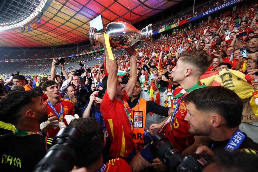Rodri levanta a taça da Eurocopa de 2024, conquistado pela Espanha
