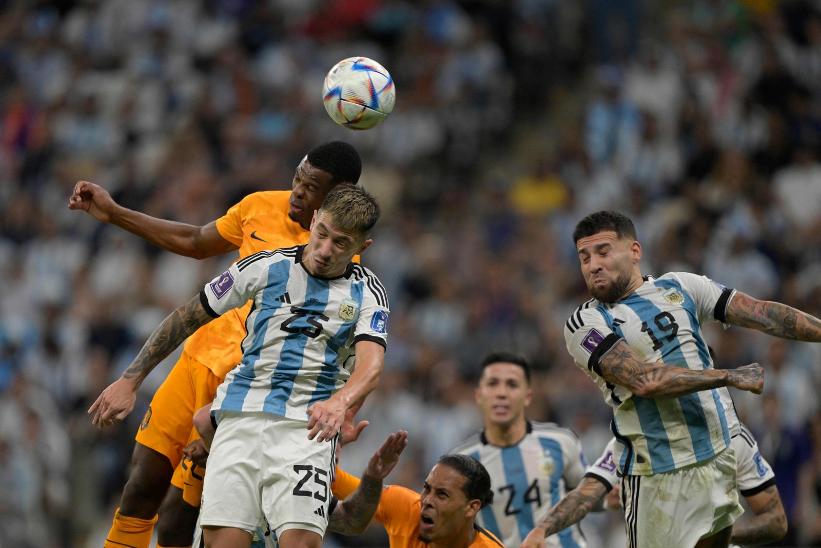 Jogo entre Holanda e Argentina, no Estádio Lusail — Foto: JUAN MABROMATA / AFP