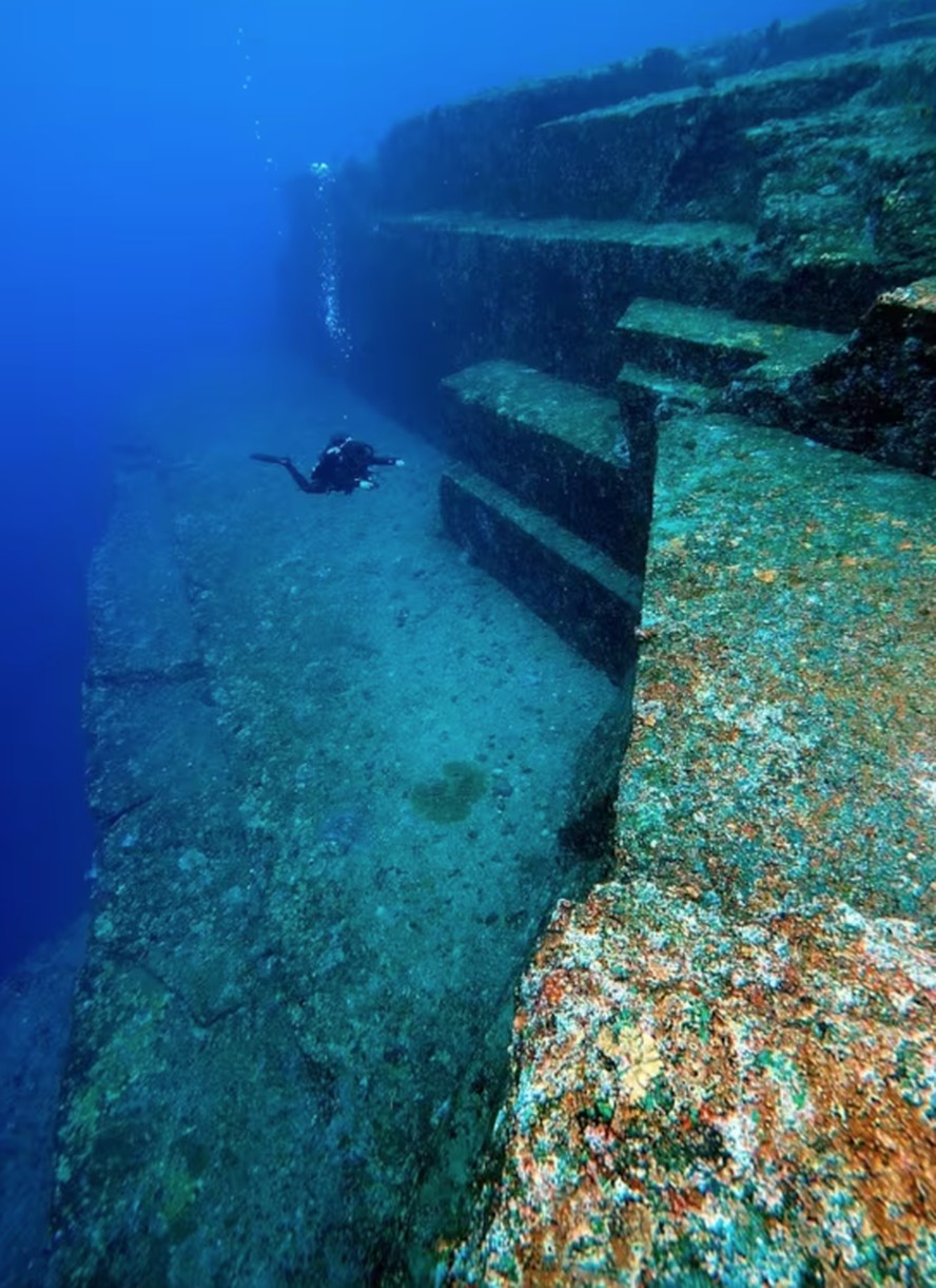 Pirâmide submersa no Japão desafia arqueologia e pode ser a mais antiga ...