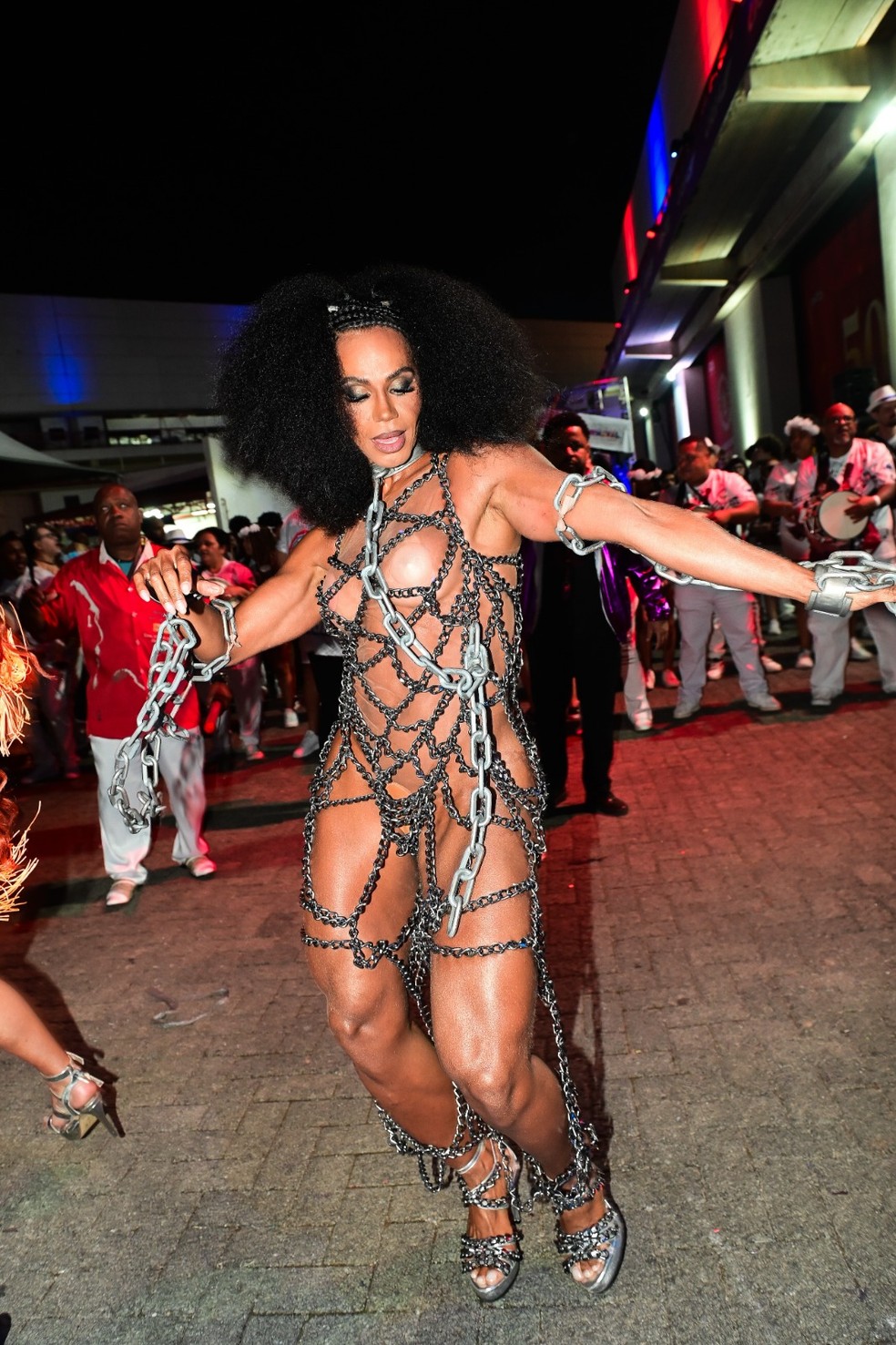 Savia David surprised with a symbolic costume and a physical challenge at Carnival — Photo: Divulgação Deivid Maldonado
