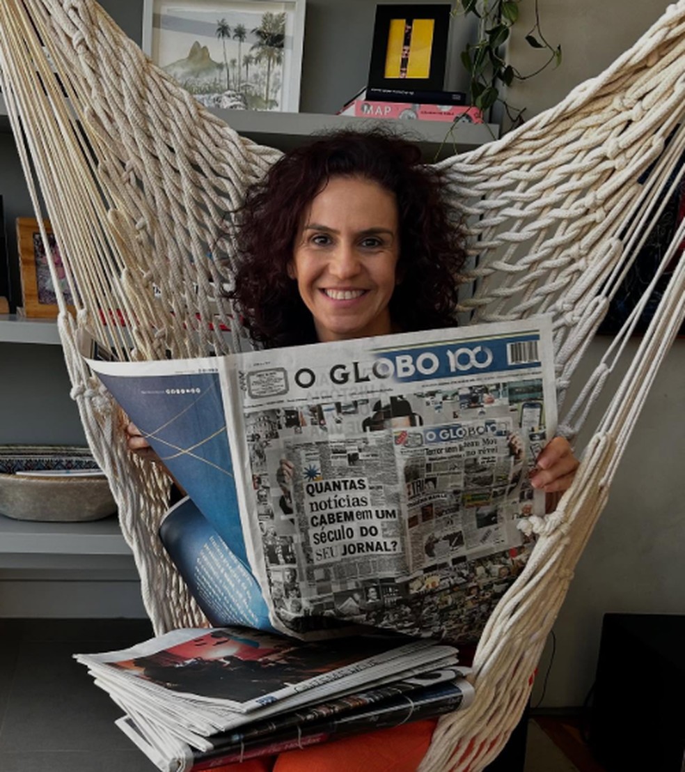 A colunista Malu Gaspar com o jornal histórico deste domingo — Foto: Reprodução