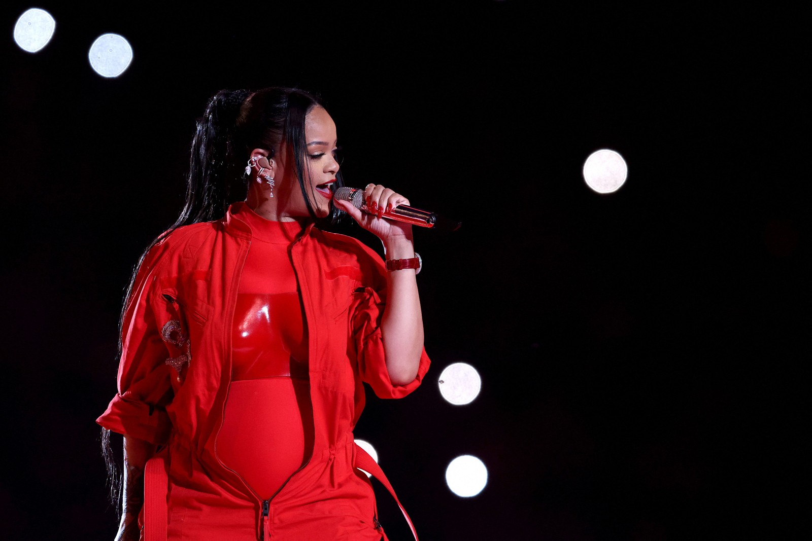 Rihanna em show do intervalo do Super Bowl — Foto: Gregory Shamus / GETTY IMAGES NORTH AMERICA / Getty Images via AFP