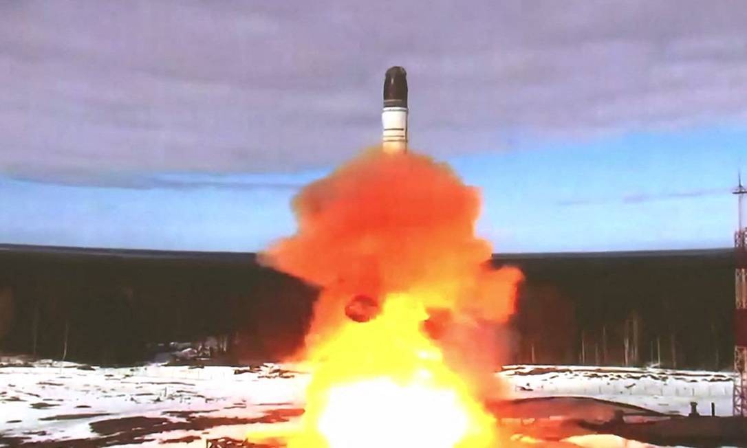 Captura de tela de vídeo mostrando lançamento do novo míssil intercontinental Sarmat pela Rússia  — Foto: Reprodução / Ministério da Defesa da Rússia / via AFP