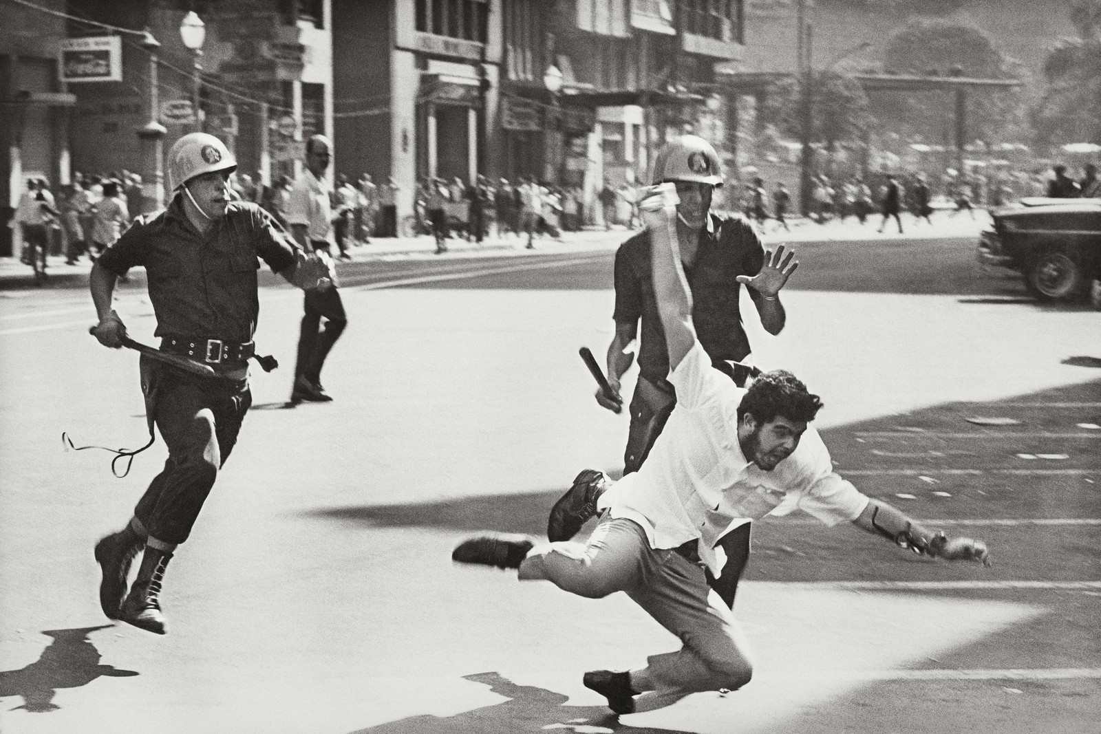 Caça ao estudante durante a "Sexta-feira sangrenta", em junho de 1968 — Foto: Evandro Teixeira/Acervo IMS